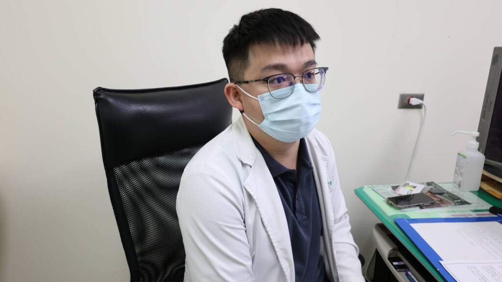 ▲小明從優等生到拒學,青春期的隱形風暴「青少年憂鬱症」,衛福部彰化醫院精神科醫師葉騰尹表示,在醫療團隊、家庭與學校的三方合作下,透過藥物與認知行為治療,小明最終重拾信心,成功重返校園。(圖/彰化醫院提供)