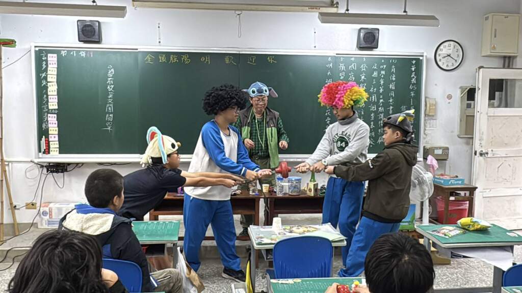 ▲為讓學生感受科學的趣味與實用性，彰化市國聖國小於今日特別邀請蔡明峯老師蒞臨學校，為六年級學生帶來一場兼具驚奇與深度的「科學魔術」課程。（圖／國聖國小提供）