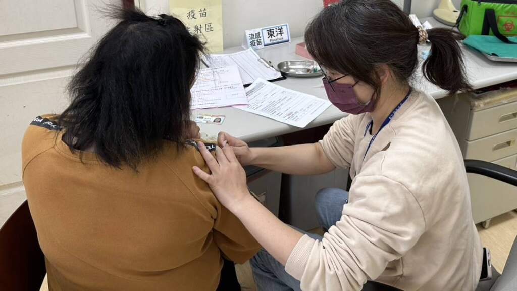 ▲帶狀疱疹疫苗彰化開打,65歲以上長者接種踴躍。(圖/彰化縣衛生局提供)
