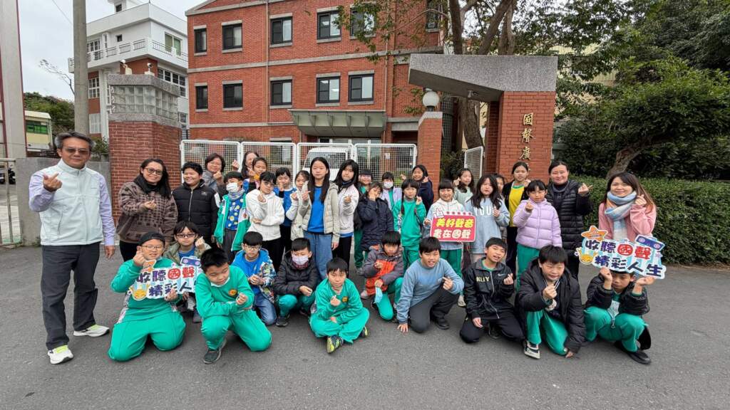 ▲福德國小卓鴻賓校長帶領學生走出校園，首度踏入歷史悠久的彰化國聲電台。透過實地參訪，學生不再只是聽眾，而是親眼見證廣播節目的生產基地。（圖／福德國小提供）