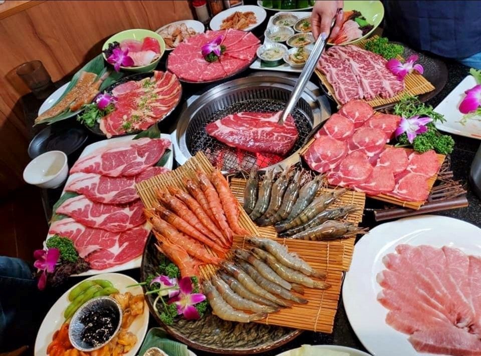 615f67e745f57aef19fb70▲秘町無煙炭火燒肉提供多款肉品與海鮮組合。(圖/秘町無煙炭火燒肉提供)