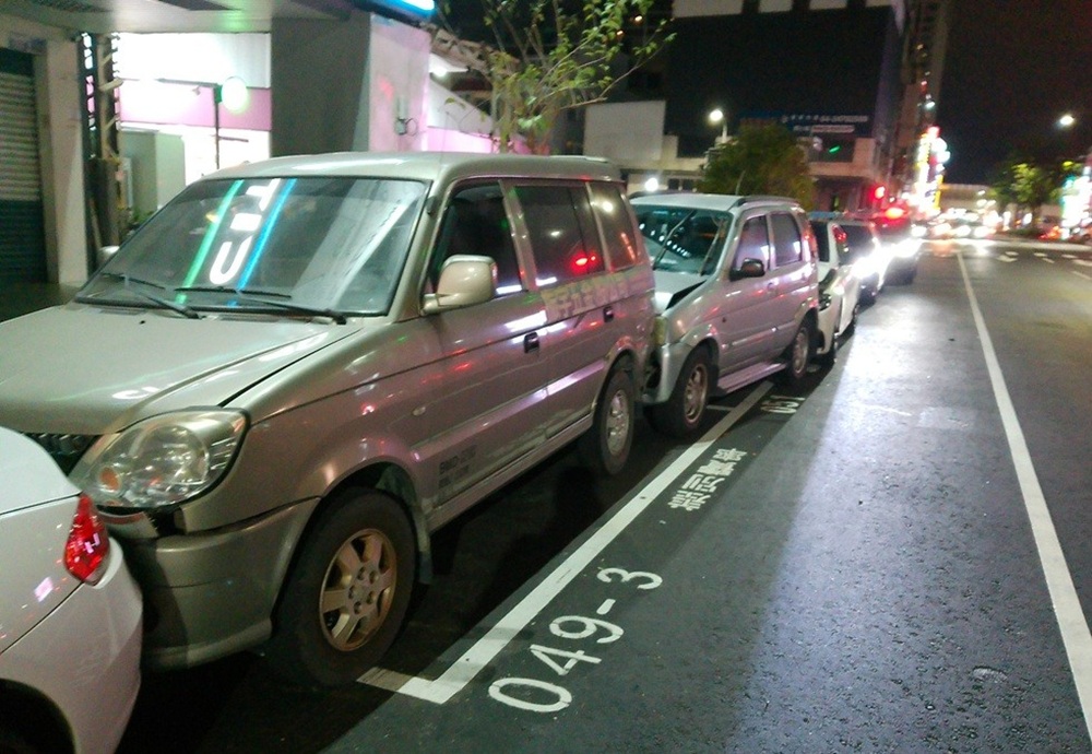 追撞臨停車輛波及停車格4汽車 疑是看導航分心肇禍 219 cnews204260122a01