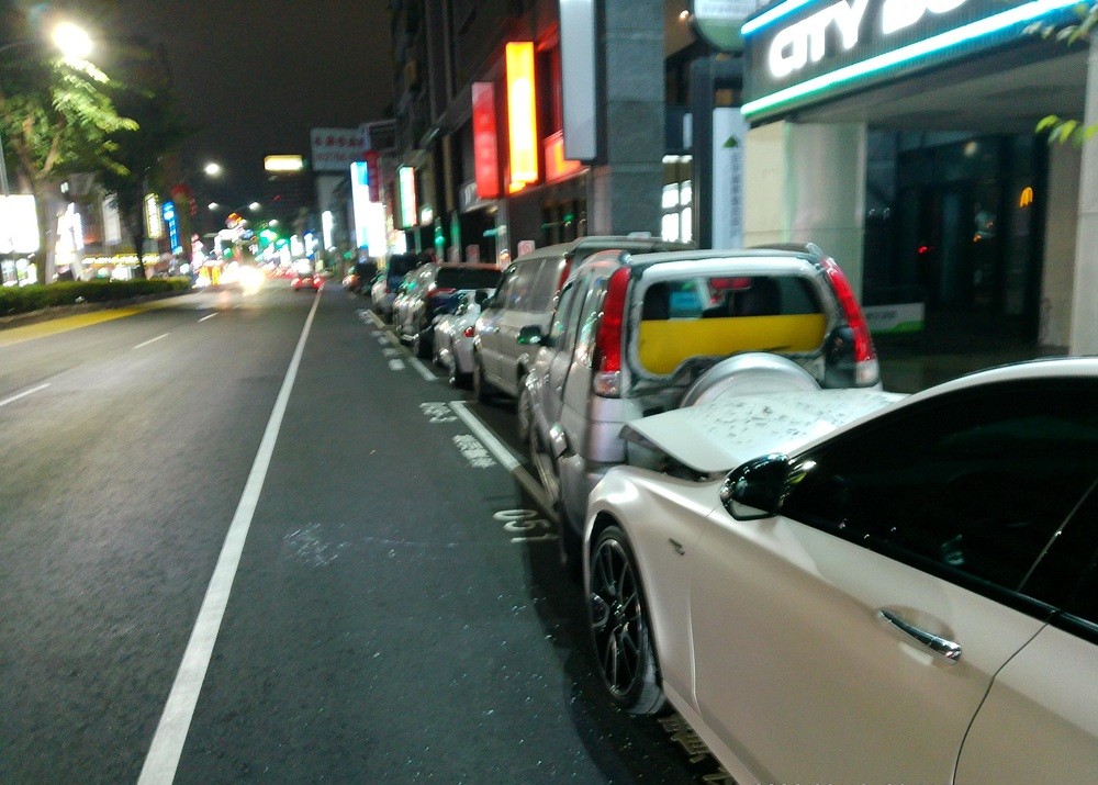 追撞臨停車輛波及停車格4汽車 疑是看導航分心肇禍 220 cnews204260122a02