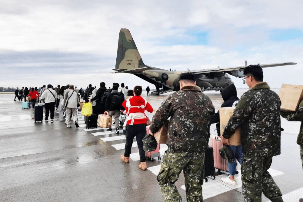 春節外離島疏運C-130待命 國防部:國軍醫院急診及住院照常服務 198 照片來源:截圖自「楊曜Yangyao」臉書