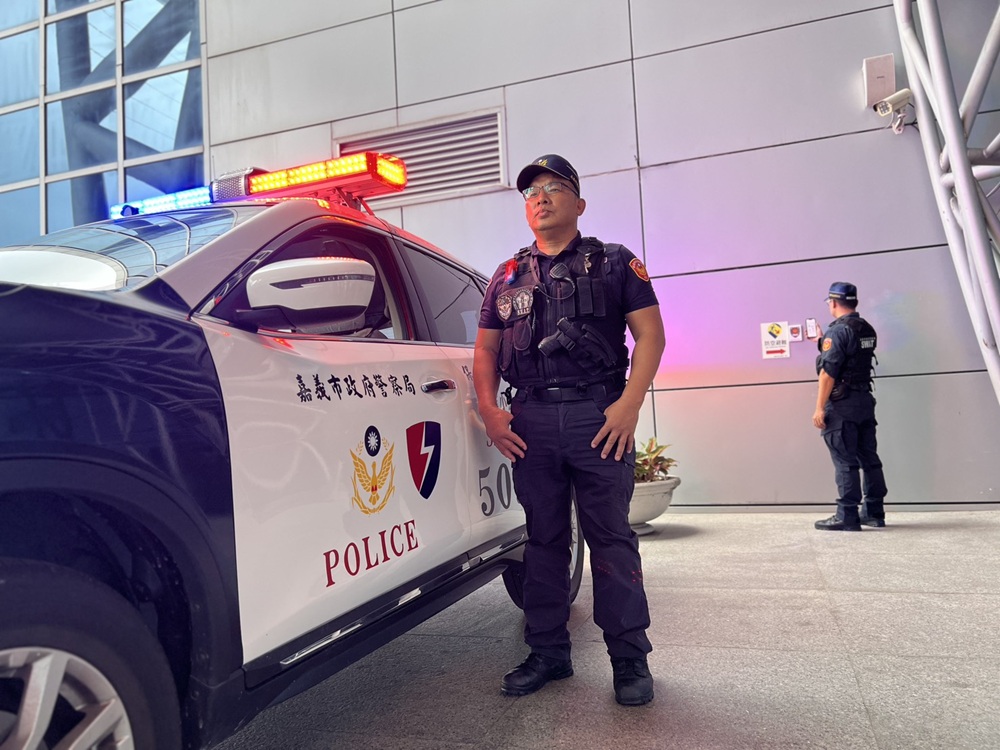 嘉義市普發6000元疊現金牆 警察局全面動員戒護安全 217 cnews204260122a05