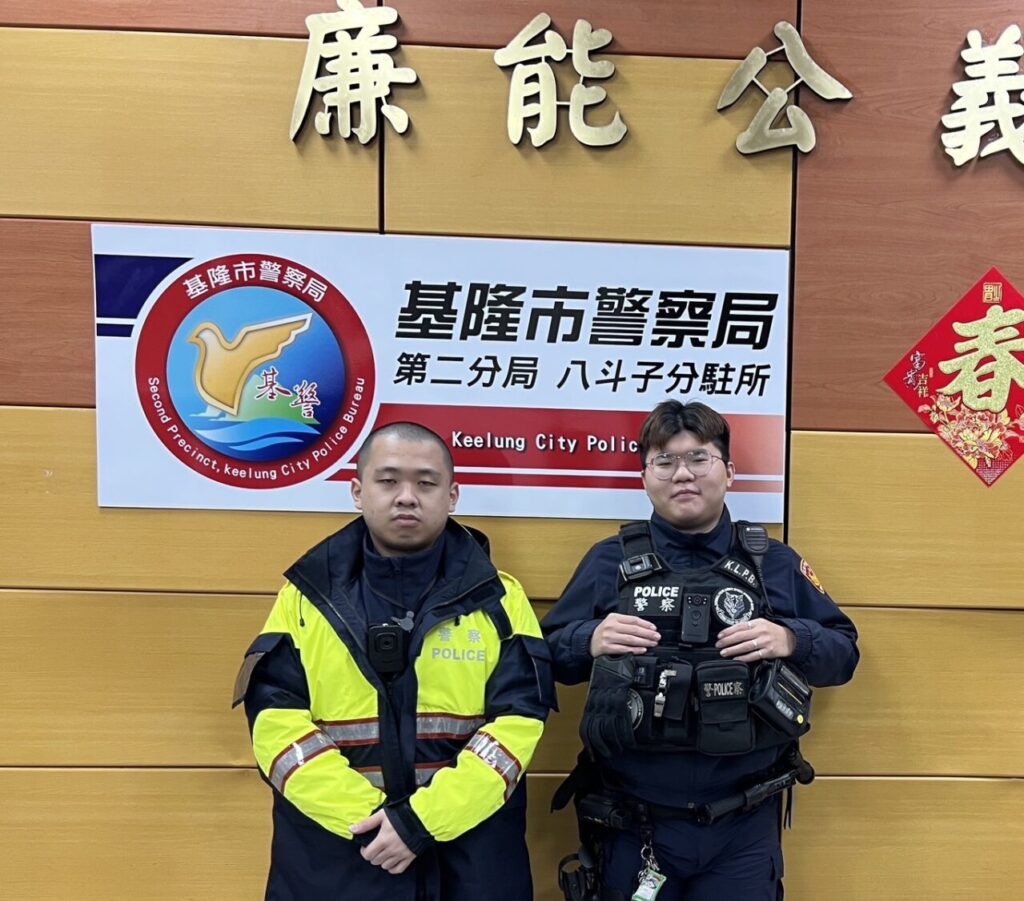 第二分局八斗子分駐所實習生黃閎楷、警員胡品宏(左至右)。(圖/記者薛秀蓮 翻攝)