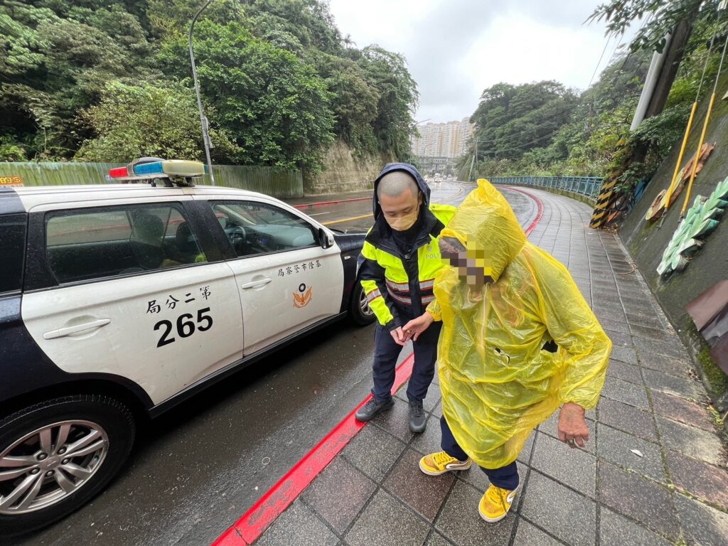 警方於現場關懷慰問,並協助老翁返家。(圖/記者薛秀蓮 翻攝)