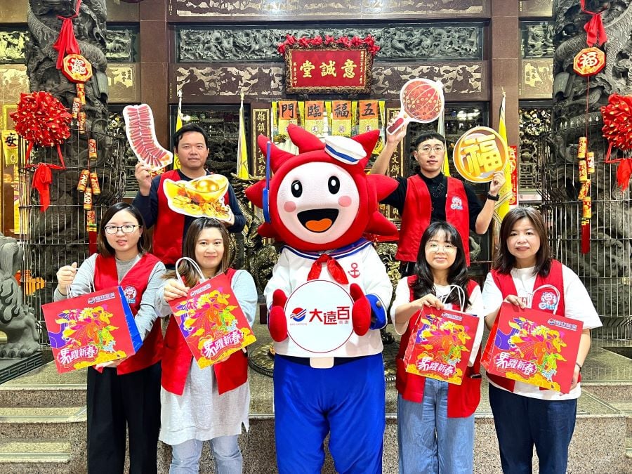 ▲高雄大遠百今年特別攜手兩大天王級品牌,包含高雄意誠堂關帝廟及五星級高雄承億酒店,共同舉辦「2026馬年行大運•好運袋著走」新春金喜好運袋。