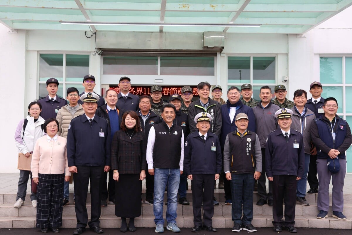 ▲蘇澳鎮長李明哲(中)率團到海軍中正基地春節慰問。