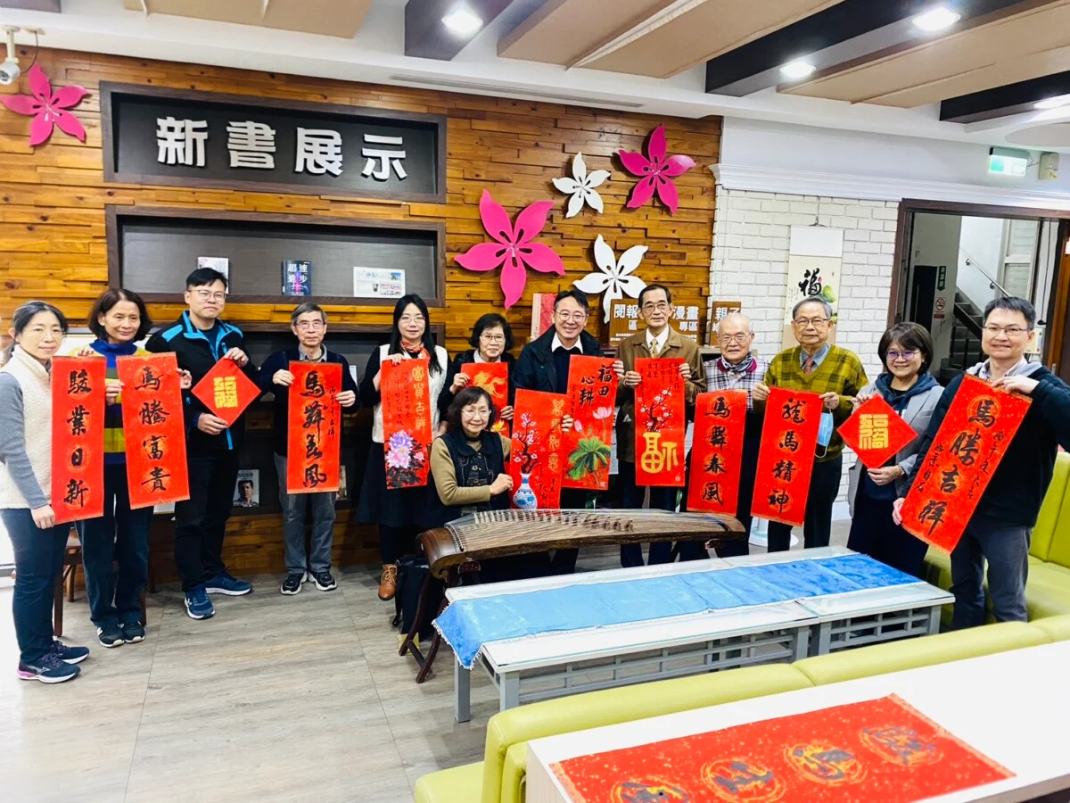 ▲由北辰國小書法教師李鳳秋統籌規劃,集結吳仁懋、鄭文雄、李明哲、蔡榮熙、施美燕等書法家,現場書寫春聯與年畫,作品內容寓意吉祥,象徵新年開運順遂。(記者蘇峯毅攝)