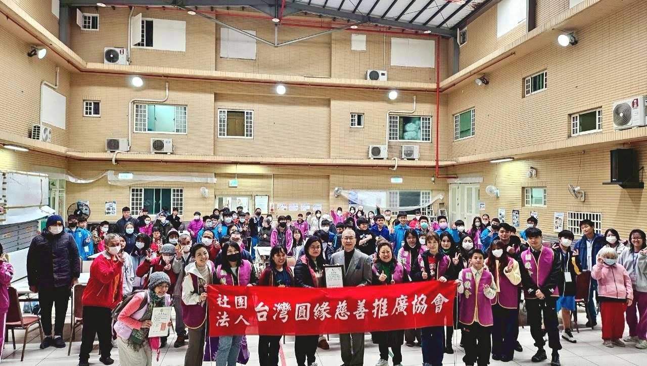 創辦人湯發鉅博士（前排中）、創會理事長曹晏華（前排右五）攜手皇 順國際股份有限公司志工與永平高中近百位師生大合照