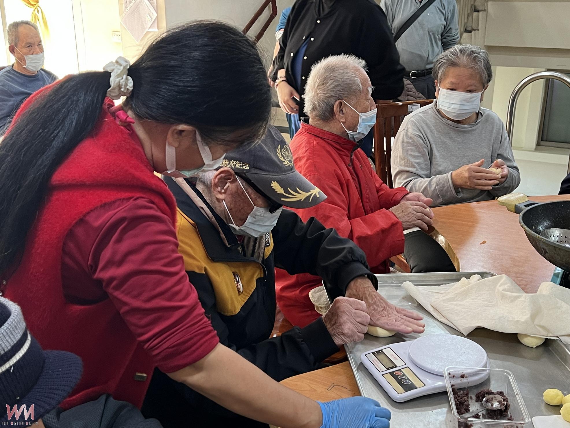 （有影片）／彰化榮家房舍內手作烘焙課程　長輩動手享受創作樂趣