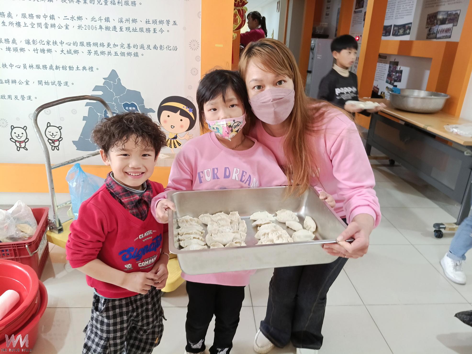 （有影片）／親子包餃迎新春　彰化家扶志工送暖到心裡
