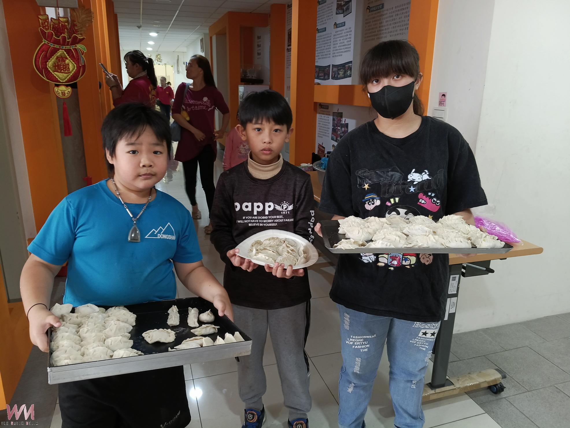 （有影片）／親子包餃迎新春　彰化家扶志工送暖到心裡 - https://www.watchmedia01.com