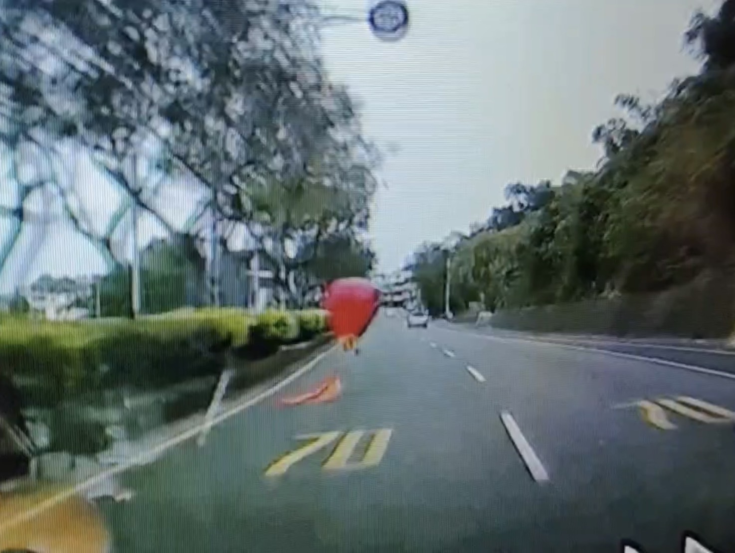「紅衣女?」清晨巨型氣球現身路中央 驚險一刻差點撞車 - https://www.watchmedia01.com