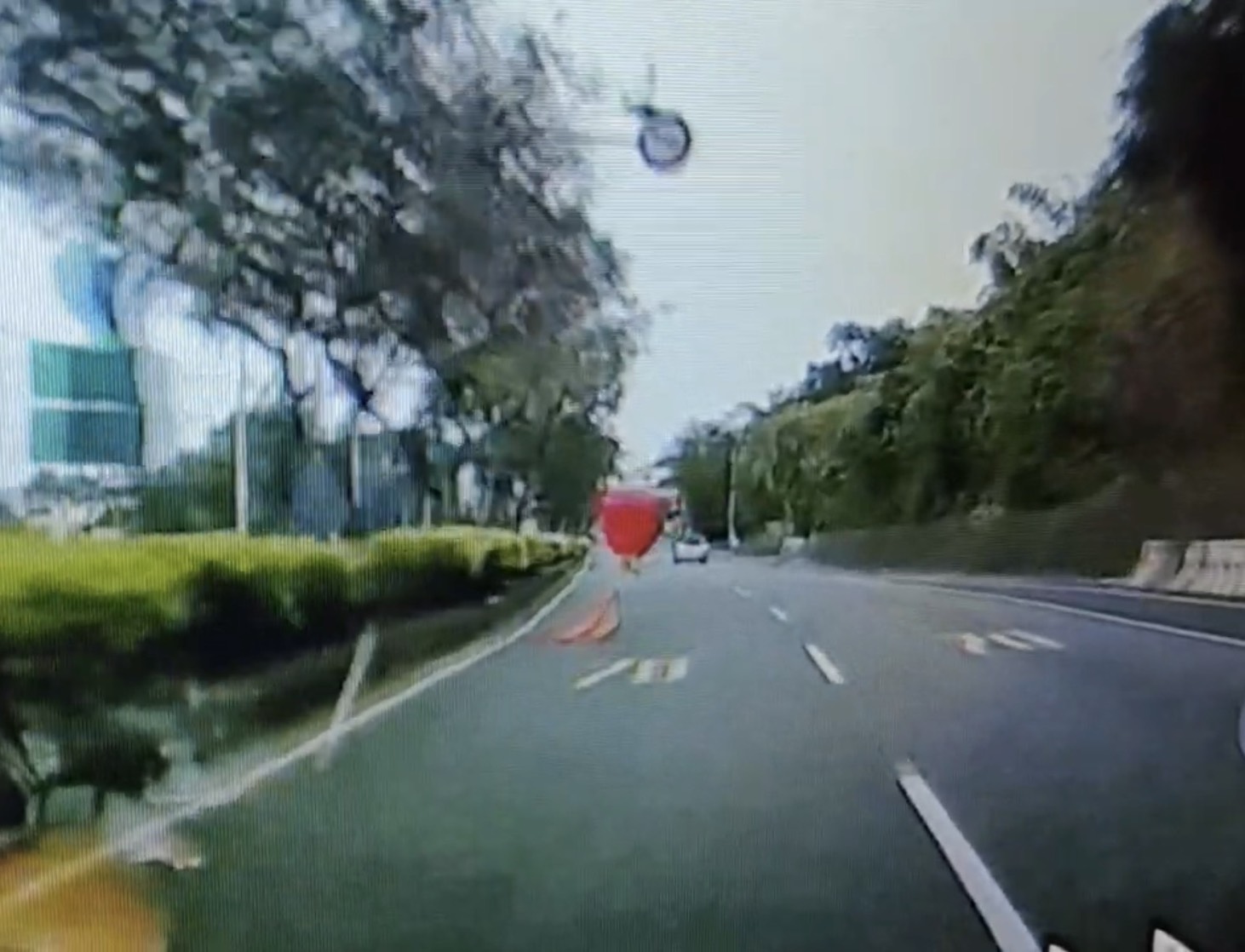 「紅衣女?」清晨巨型氣球現身路中央 驚險一刻差點撞車 - https://www.watchmedia01.com