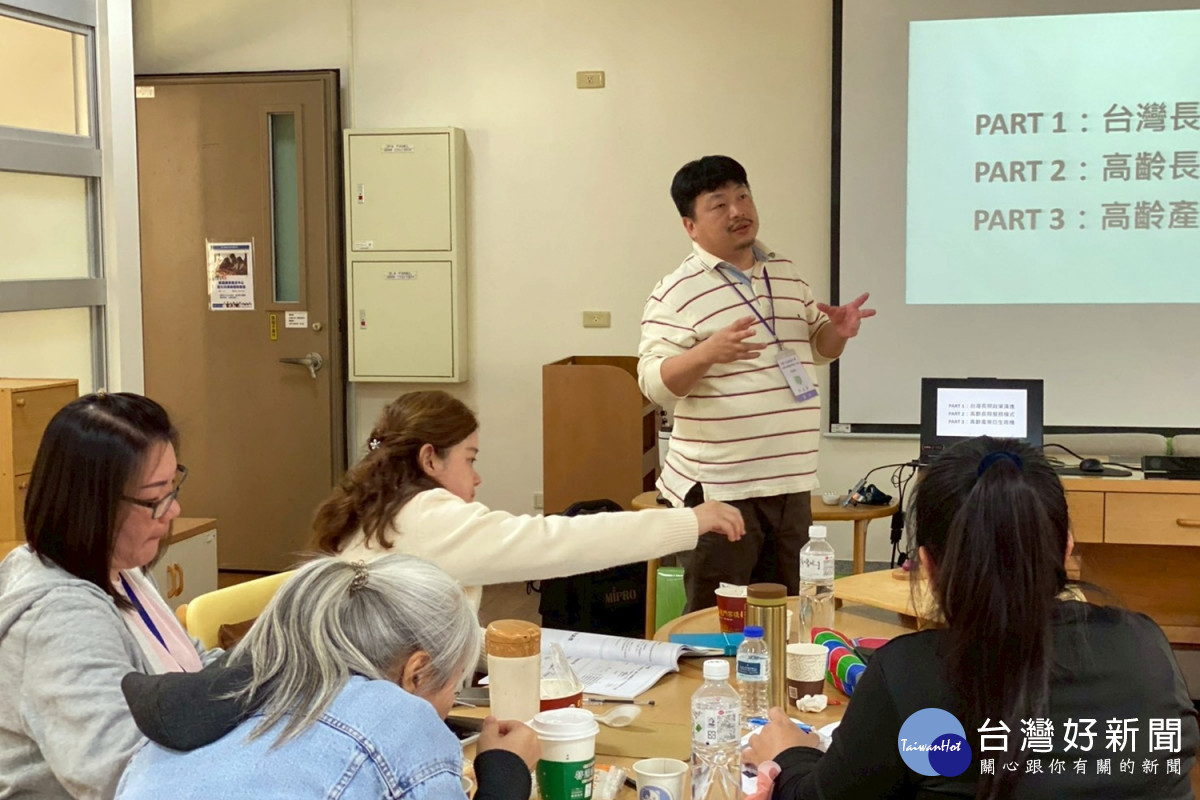 老福系助理教授許孟爵（立者）向馬來西亞長照參訪團介紹台灣長照經營模式。（弘光科大提供）