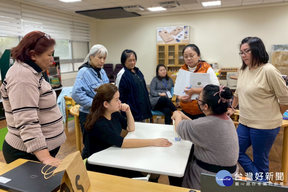馬來西亞長照參訪團成員認真觀摩。（弘光科大提供）