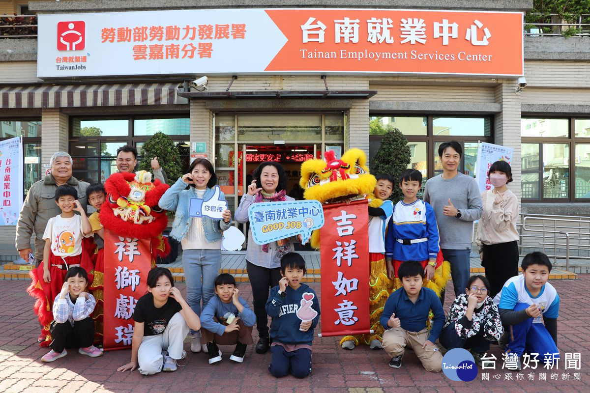 博愛國小醒獅團精神抖擻前來助陣，為求職者注入好運與信心。
