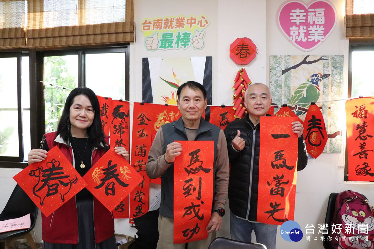 書法老師吳福山以輕鬆幽默的方式，分享書法結合節慶創意並現場揮毫祝福求職人，一馬當先馬到成功。