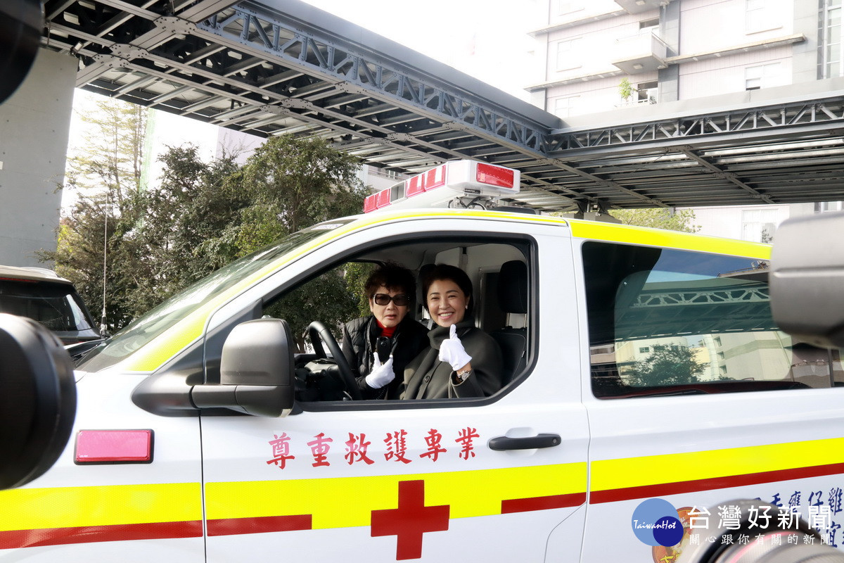 許縣長與林董事長啟動救護車。(記者扶小萍攝)