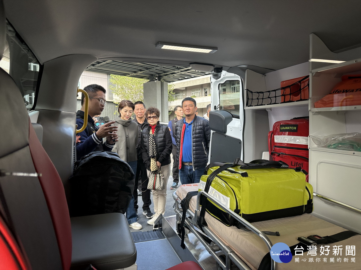 消防局向來賓說明車上的配備。(記者扶小萍攝)