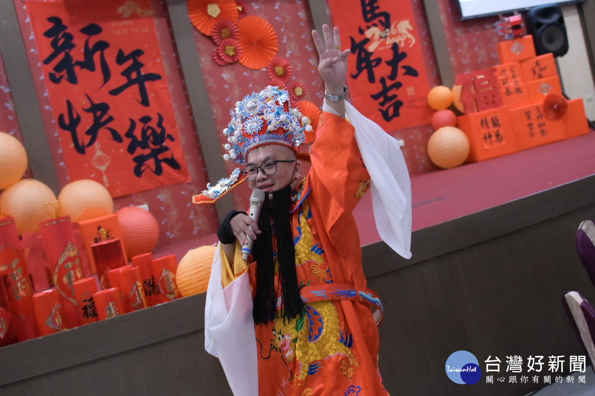 財神爺送喜糖逗樂爺奶們。(華山名間站提供)