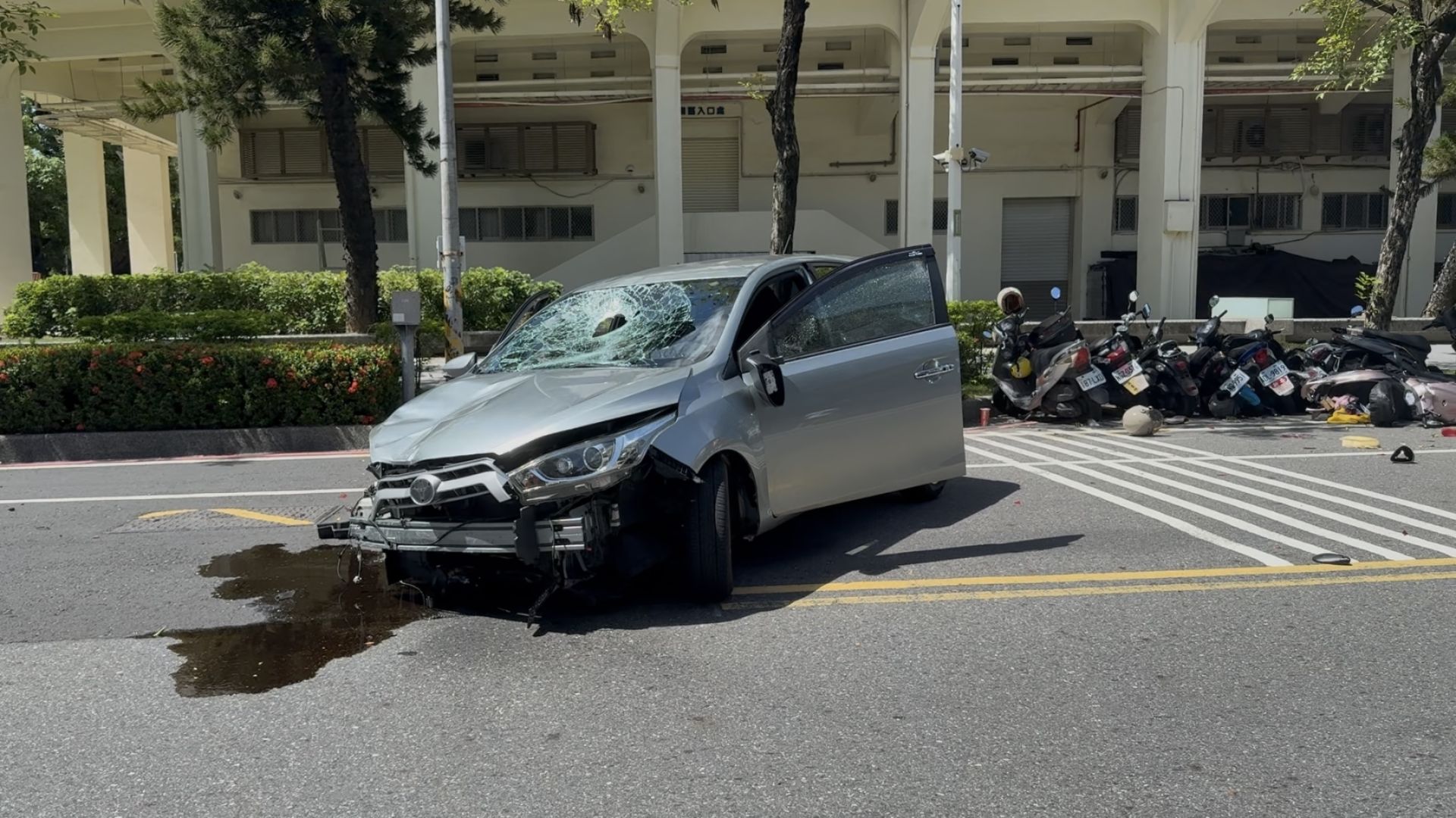 ▲暴衝闖紅燈撞29車!台南單車翁噴飛「摔引擎蓋」不治 79歲老婦下場曝(圖/記者王俊勝 攝;未經授權請勿翻攝)