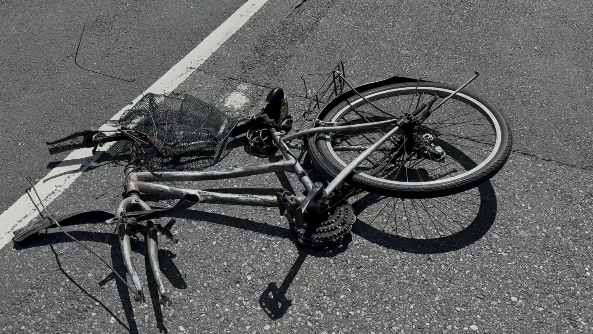 ▲單車騎士當場遭撞飛倒臥血泊中送醫不治(圖/記者王俊勝 攝;未經授權請勿翻攝)