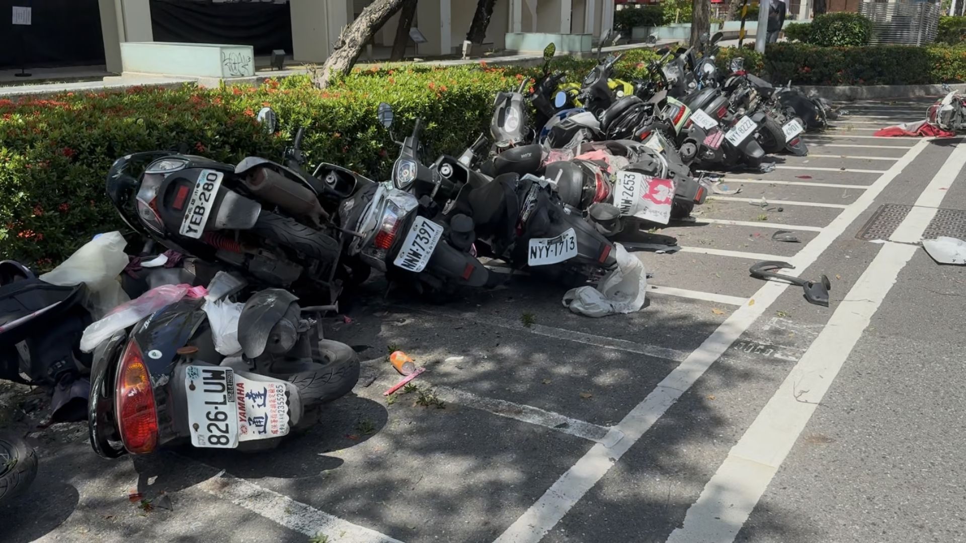 ▲一旁29台機車慘遭撞倒(圖/記者王俊勝 攝;未經授權請勿翻攝)