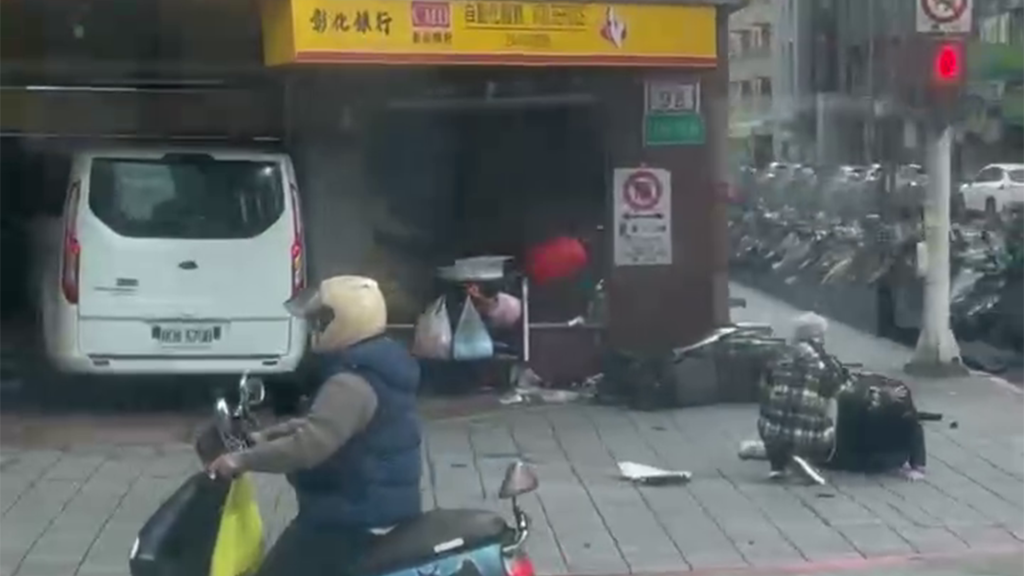 快訊/三立採訪車「失控衝進銀行」!南京東路彰銀atm被撞爛 現場多人受傷送醫
