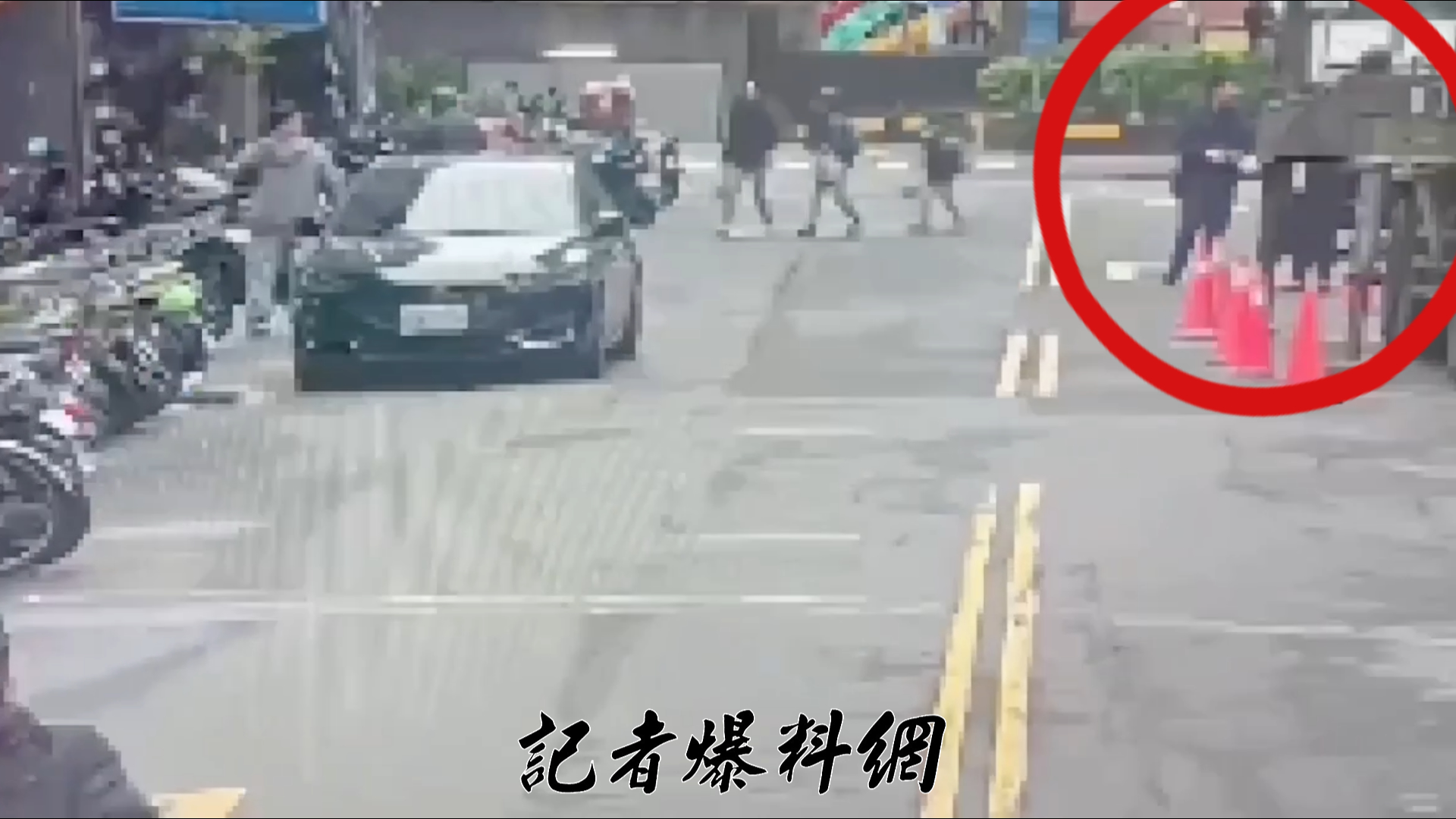 黃男眼神與警員對上後,神色極度慌張隨即起身,想快閃離開現場。員警察覺其行徑怪異,立刻上前要求盤查身分。