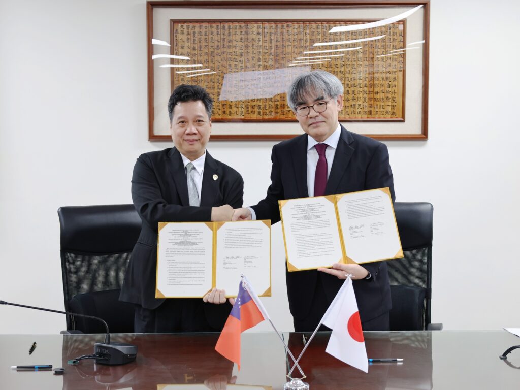 醫學教育國際化 中山醫大與日本國立富山大學簽署MOU 32 01 %E4%B8%AD%E5%B1%B1%E9%86%AB%E5%A4%A7%E9%86%AB%E5%AD%B8%E9%99%A2%E9%99%A2%E9%95%B7%E8%91%89%E5%85%86%E6%96%8C%E5%B7%A6%E8%88%87%E6%97%A5%E6%9C%AC%E5%9C%8B%E7%AB%8B%E5%AF%8C%E5%B1%B1%E5%A4%A7%E5%AD%B8%E9%86%AB%E5%AD%B8%E9%83%A8%E9%83%A8%E9%95%B7%E4%B8%AD%E5%B7%9D%E5%B4%87%E4%BB%A3%E8%A1%A8%E7%B0%BD%E8%A8%82MOU%EF%BC%8C%E5%95%9F%E5%8B%95
