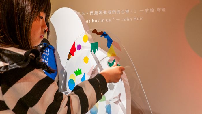 引領親子找回內在自然 宗博兒童館《靈性回歸》特展登場 34 《圖說》利用手持色版與透色片,體悟到觀看世界的方式取決於內心的光。〈宗博館提供〉