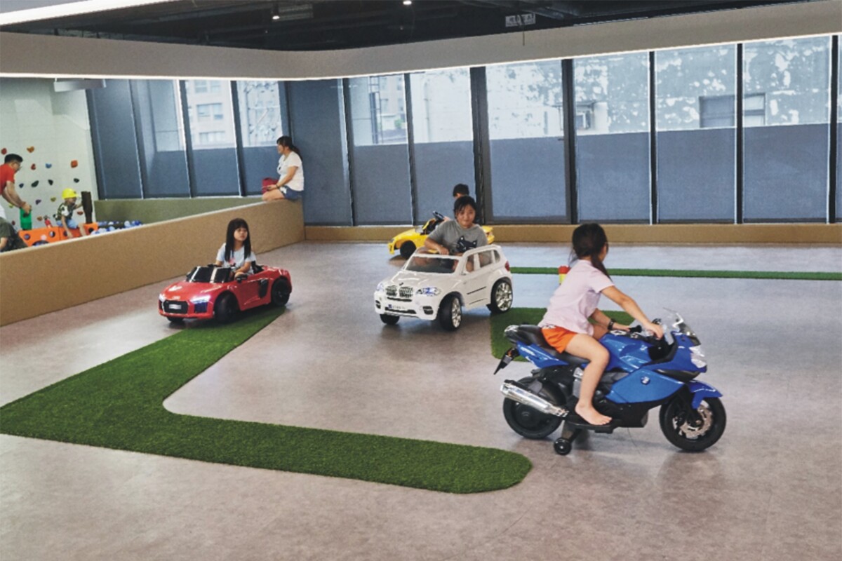 ▲室內兒童駕駛體驗區提供多款車輛與簡易道路動線，作為親子客群使用的互動設施之一。 (圖/鈞怡大飯店提供)