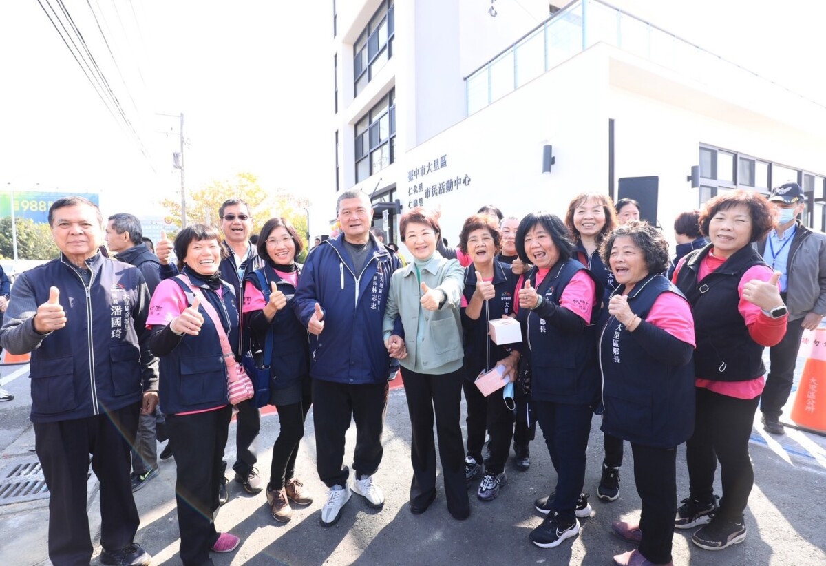▲市長盧秀燕與里鄰長合照。(圖/記者顏淑娟翻攝)