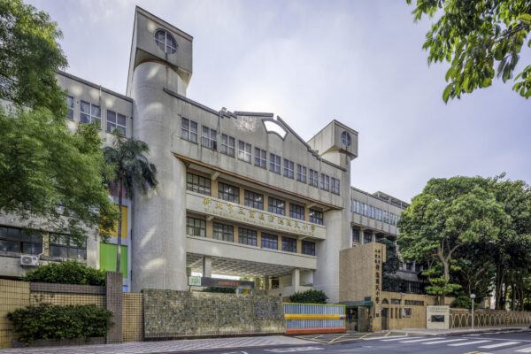 修德國際雙語國小距離新富雙宇基地不遠,步行即可抵達。學校擁有完善的教學環境與穩定的學習氛圍,是三重在地知名的優質學區之一。對於重視教育資源的年輕家庭而言,鄰近學校的便利性不僅提升生活品質,也讓孩子的通學更安全、更省時。實際入學條件依主管機關公告為準。圖/業者提供