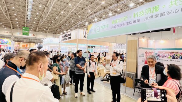 展館內合勤健康攤位人潮不斷,吸引民眾熱情參觀與體驗銀齡居住新方案。圖/業者提供