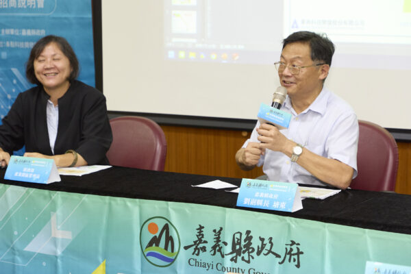 嘉義縣劉培東副縣長(右一)帶隊,誠摯邀請廠商進駐嘉義。並採「包租代管」方式服務進駐廠商。