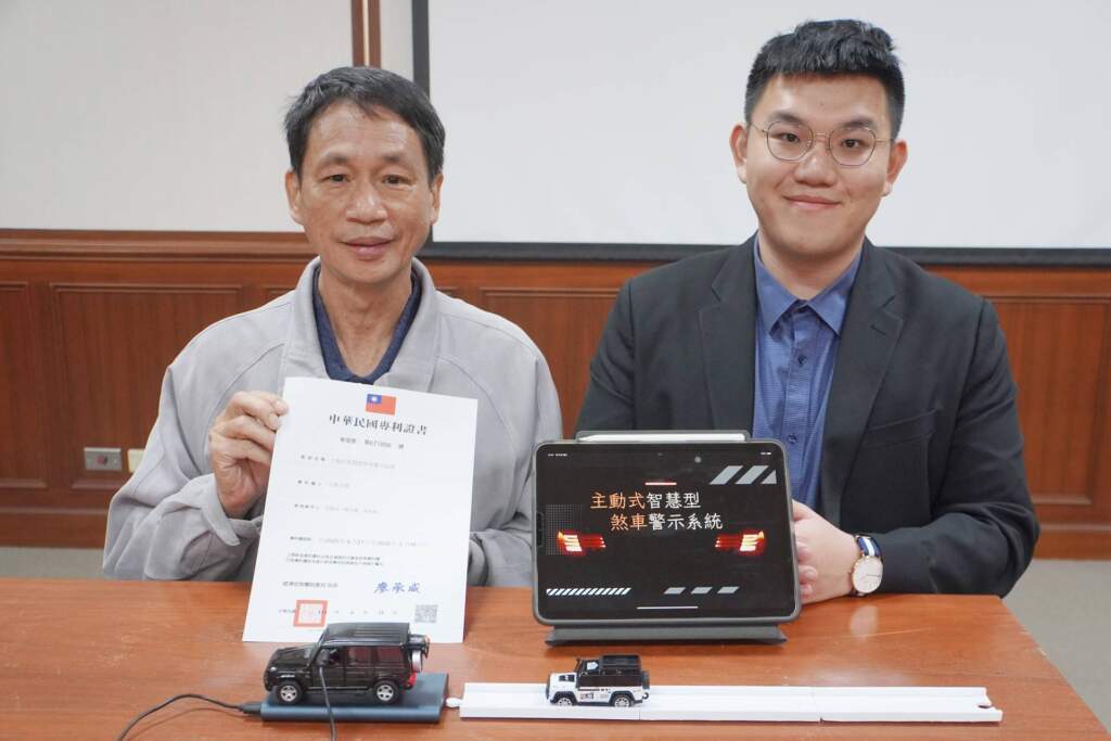 ▲大葉大學機械系張舜長教授(左)指導大四生楊尚憲(右)開發主動式智慧型煞車警示系統。(記者林明佑翻攝)