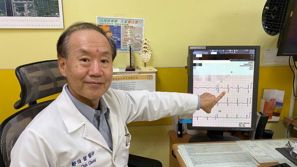 ▲心臟外科醫師鄭伯智副院長解說患者接受手術後,心電圖顯示一切正常。(圖/員榮醫院提供)