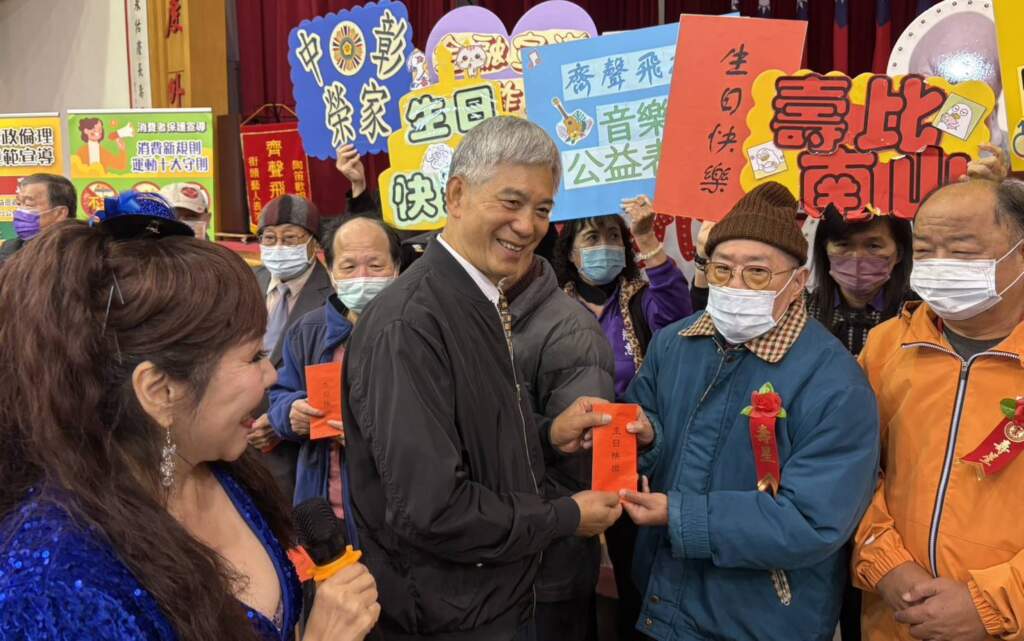 ▲中彰榮家2月陶笛慶生會,家主任呂德義(中)與壽星住民合影。(圖/中彰榮家提供)