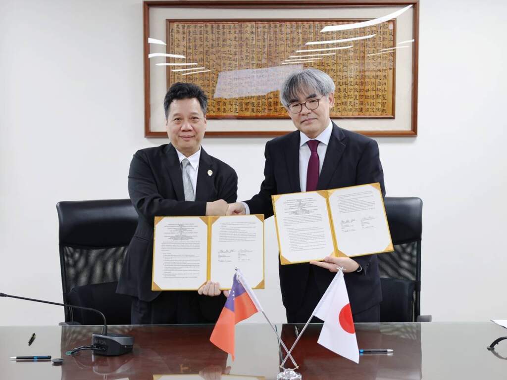 ▲中山醫大醫學院院長葉兆斌(左)與日本國立富山大學醫學部部長中川崇代表簽訂MOU,啟動台日醫學教育合作。(圖/中山醫大提供)