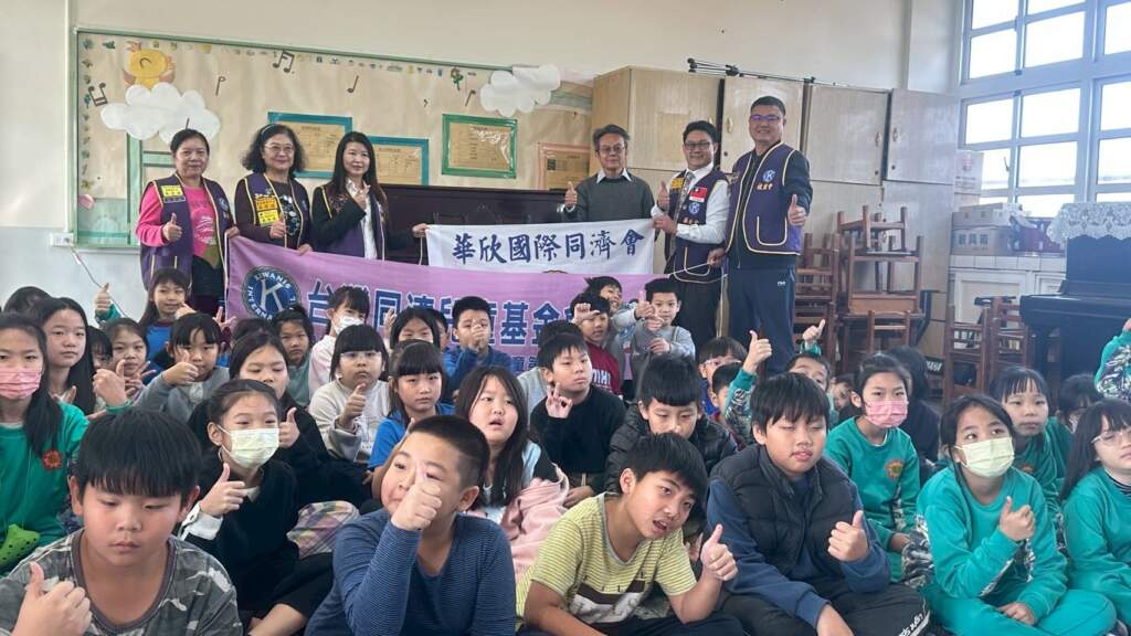 ▲華欣同濟會許進鋕會長在去（113）年頒發獎學金時，得知學校推廣音樂教育卻苦無鋼琴，便許下承諾要為孩子「尋琴」的承諾。（圖／福德國小提供）