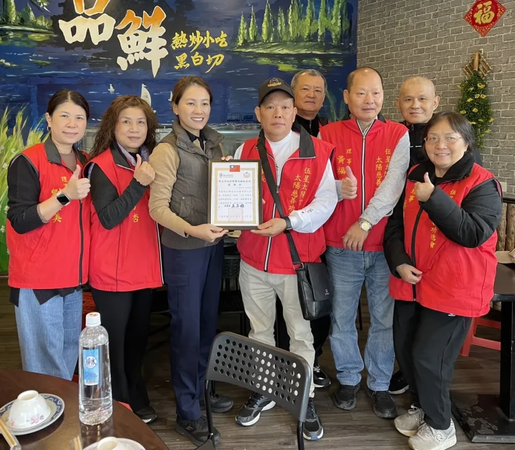 樹林警分局結合慈善團體「太陽功德會」，歲末寒冬送暖，一起關懷樹林地區獨居長者及弱勢民眾