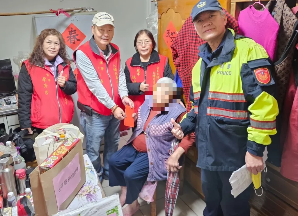 樹林警分局結合慈善團體「太陽功德會」，歲末寒冬送暖，一起關懷樹林地區獨居長者及弱勢民眾