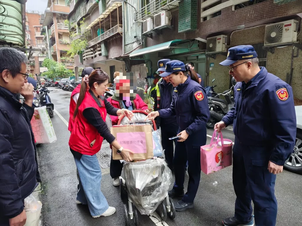 樹林警分局結合慈善團體「太陽功德會」，歲末寒冬送暖，一起關懷樹林地區獨居長者及弱勢民眾