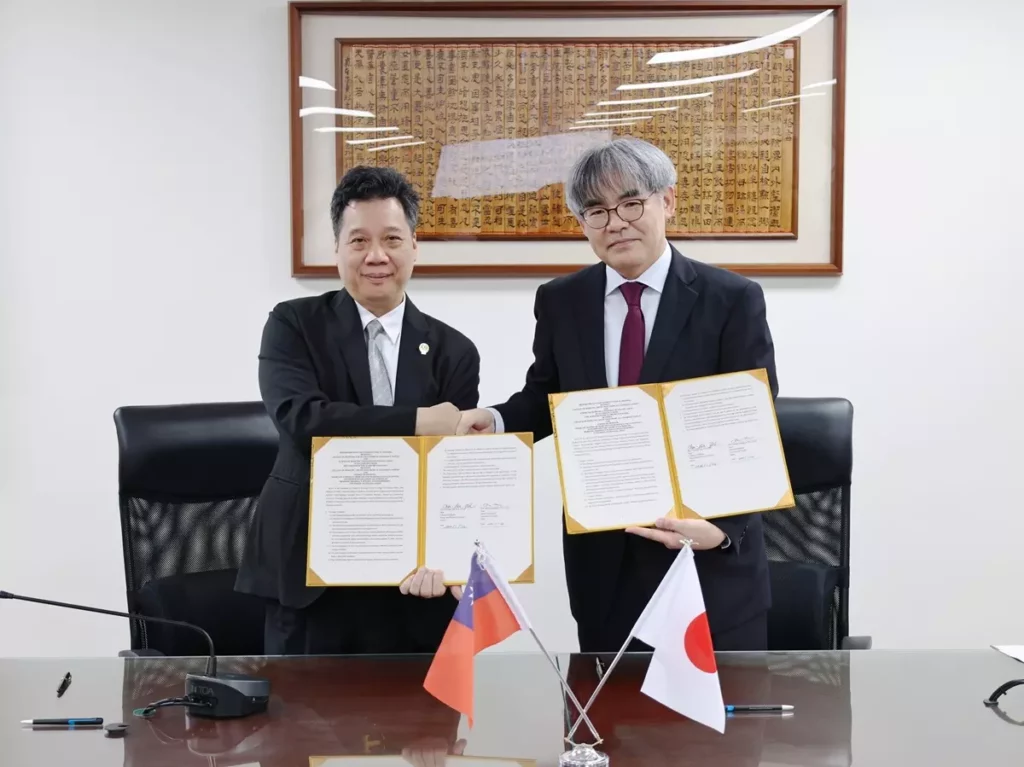 中山醫大醫學院院長葉兆斌(左)與日本國立富山大學醫學部部長中川崇,雙方代表簽訂MOU。(圖/中山醫大提供)