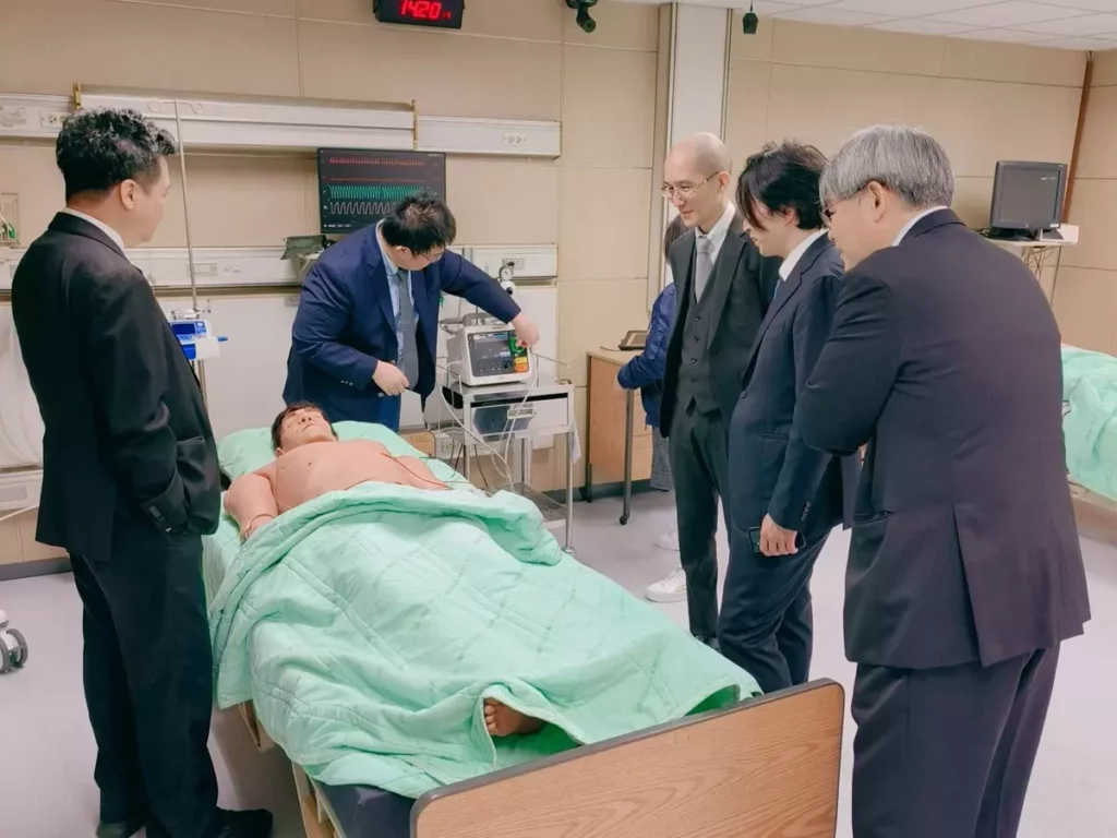 富山大學參訪中山醫大醫學模擬教學暨臨床技能訓練中心,深入了解台灣醫學教育在臨床教學與情境模擬上的實務運作。(圖/中山醫大提供)