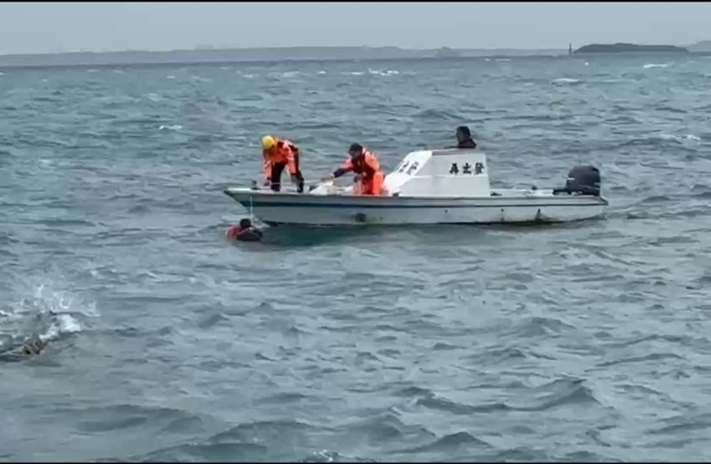 休閒漁船擱淺 船主落海失蹤海巡員救起1船員 198 cnews204260123a03